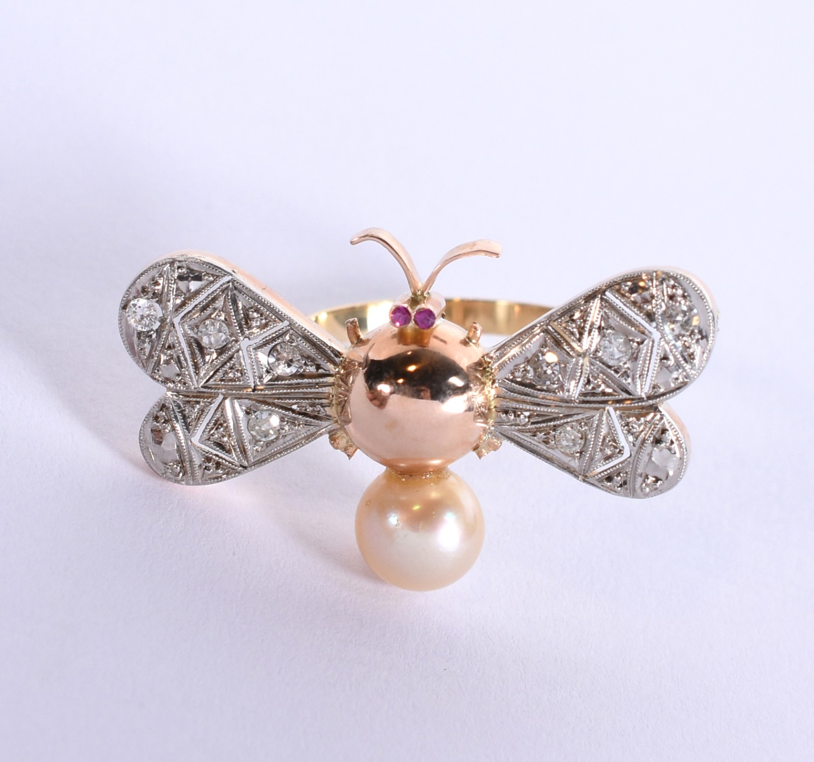 Anel de ouro 18k feitio abelha, asas com diamantes e perolas, aro 16... - foto 1 de 3