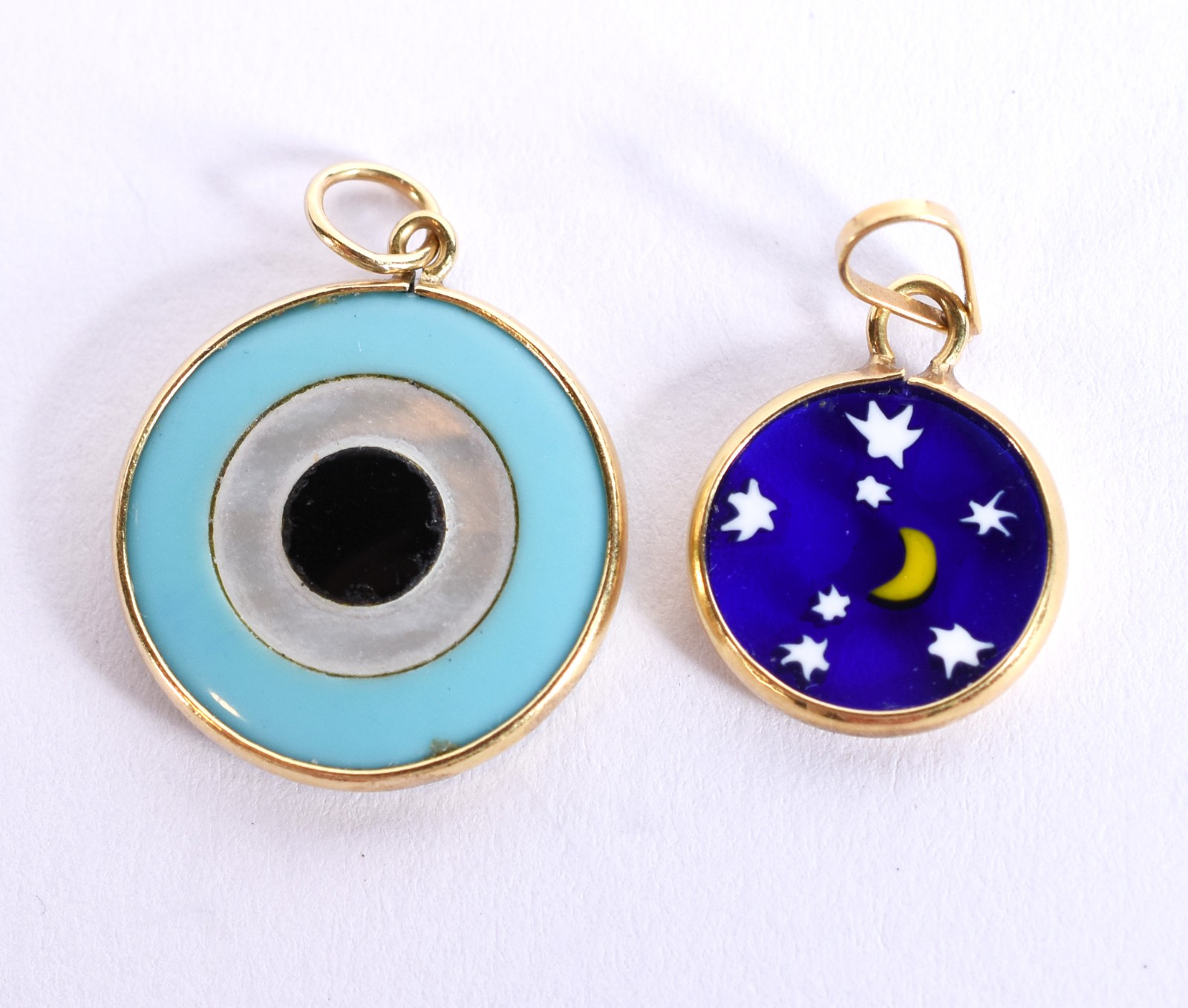Dois pingentes de ouro 18k, sendo: um feitio lápis e olho grego (Por... - foto 3 de 3
