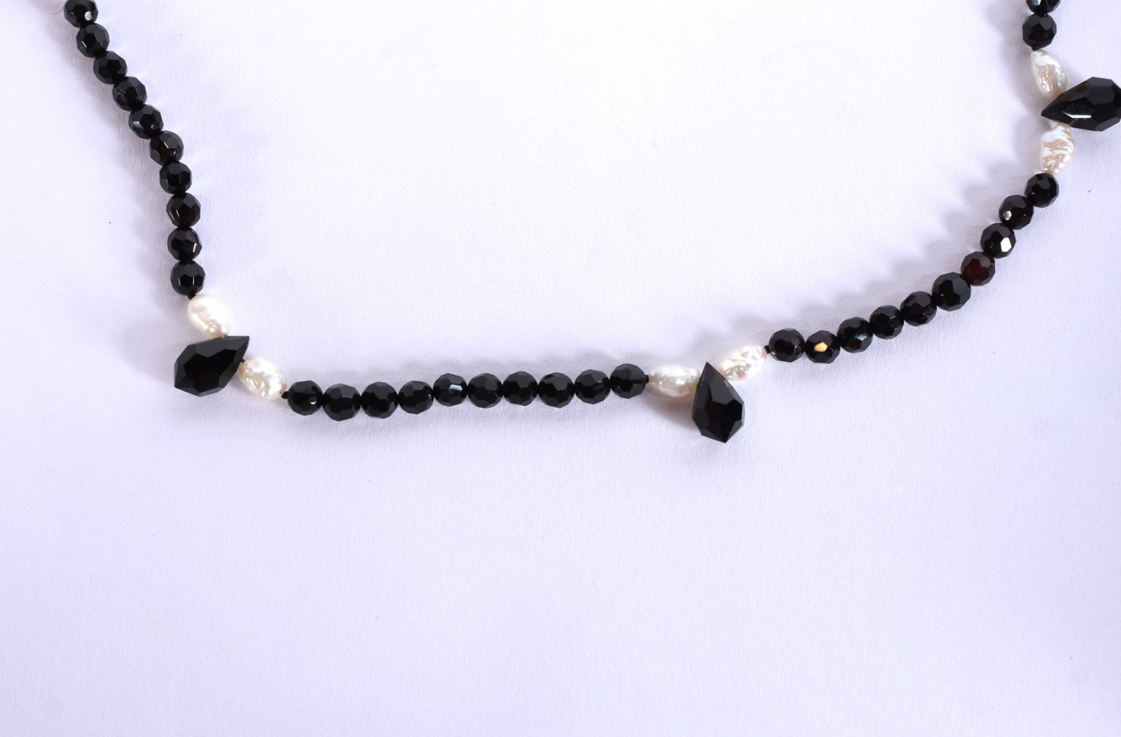 Colar com fecho de ouro 18k, contraste 750 com pedras ônix (Por... - foto 1 de 4