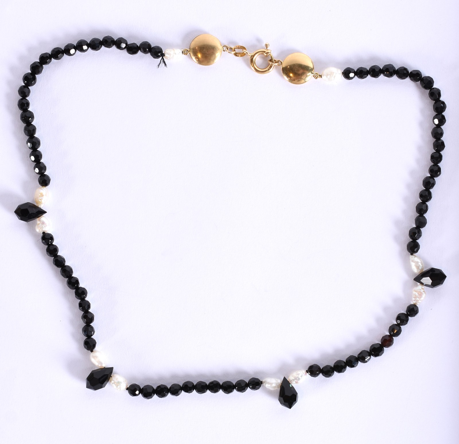 Colar com fecho de ouro 18k, contraste 750 com pedras ônix (Por... - foto 2 de 4
