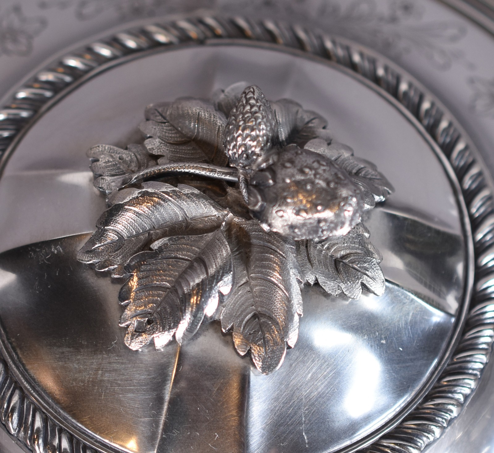 Bomboniere de prata portuguesa contraste Águia, 1º título, decoração... - foto 4 de 7