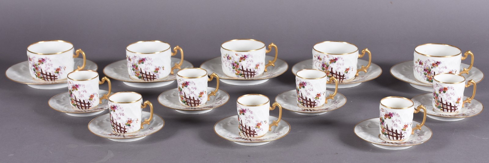 Conjunto composto de 7 xícaras de café e 5 xícaras de chá com pires... - foto 1 de 6