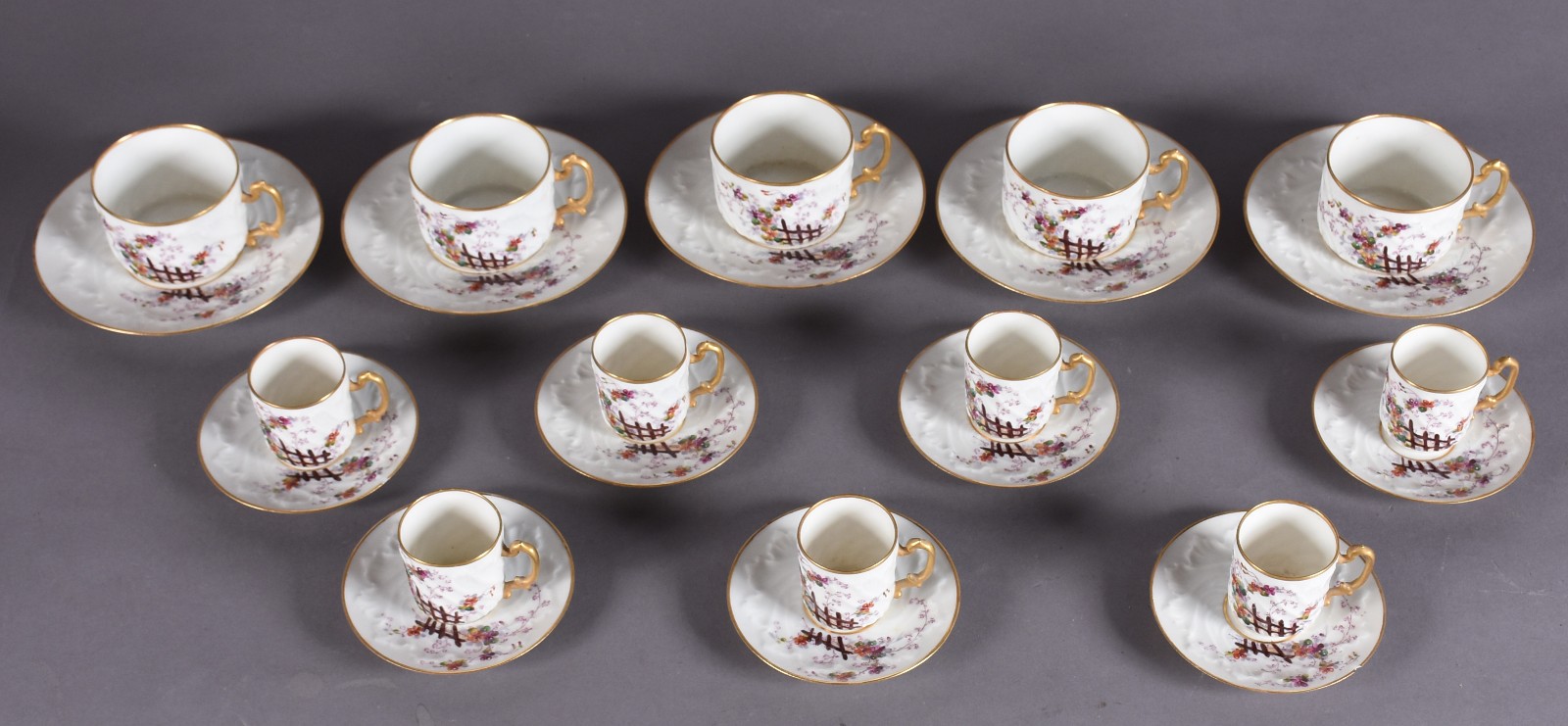 Conjunto composto de 7 xícaras de café e 5 xícaras de chá com pires... - foto 2 de 6