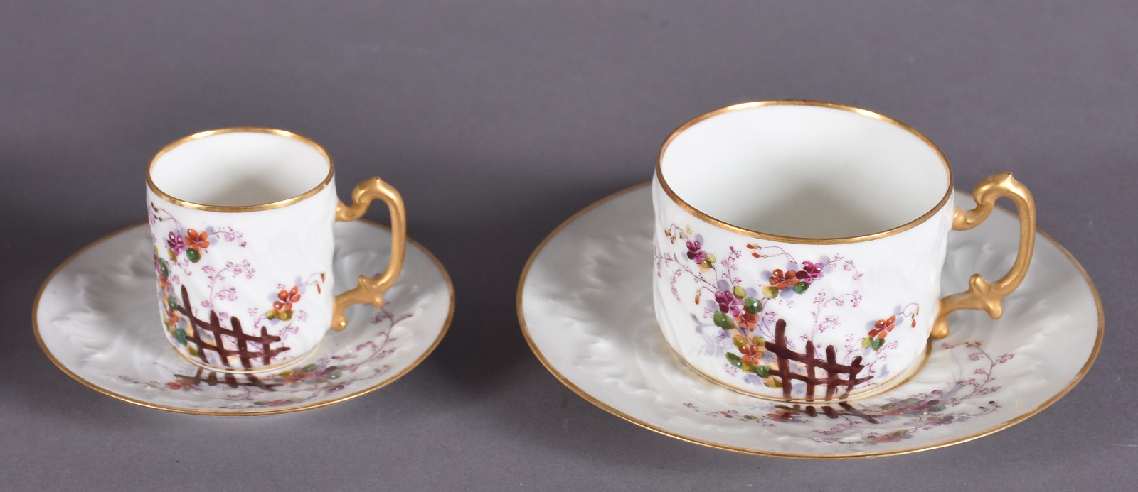 Conjunto composto de 7 xícaras de café e 5 xícaras de chá com pires... - foto 3 de 6