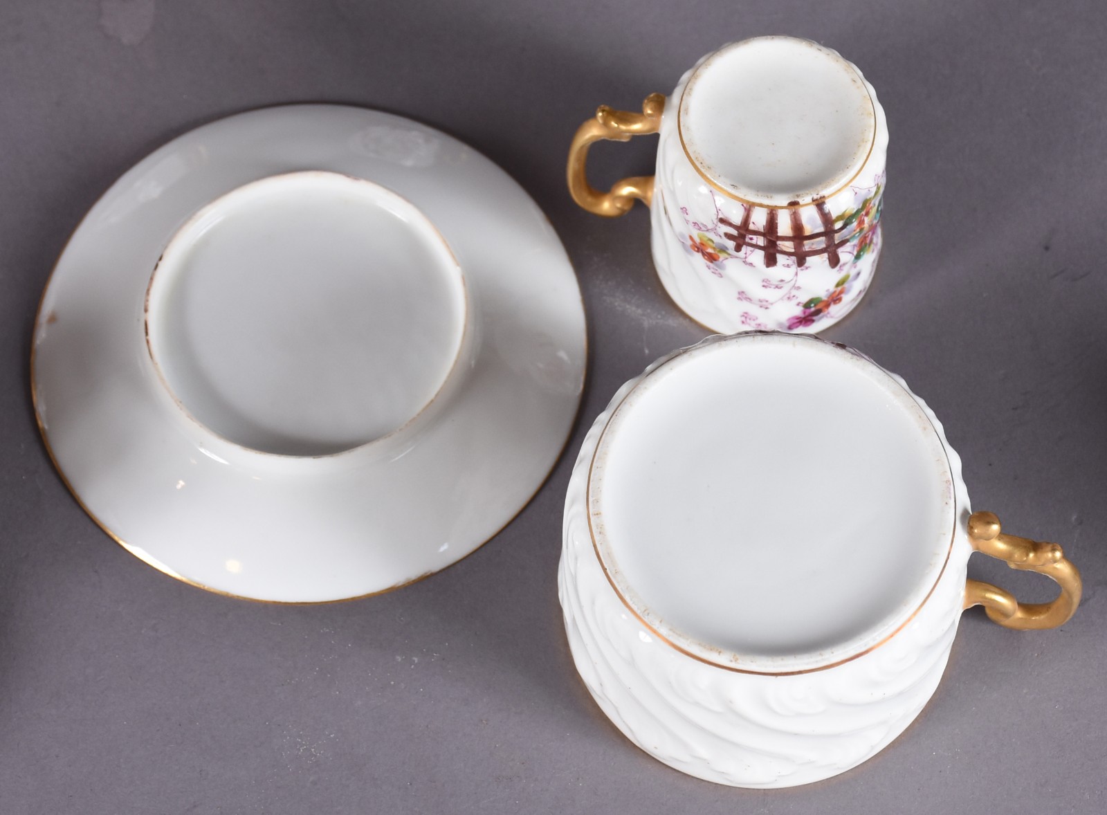 Conjunto composto de 7 xícaras de café e 5 xícaras de chá com pires... - foto 5 de 6