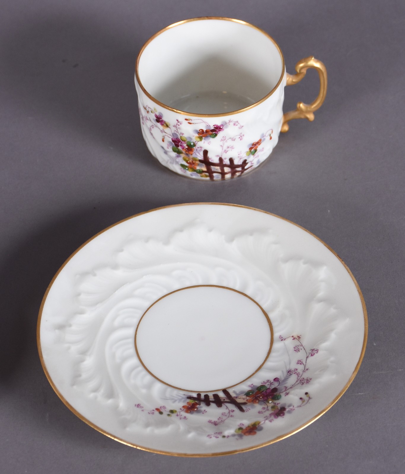 Conjunto composto de 7 xícaras de café e 5 xícaras de chá com pires... - foto 6 de 6