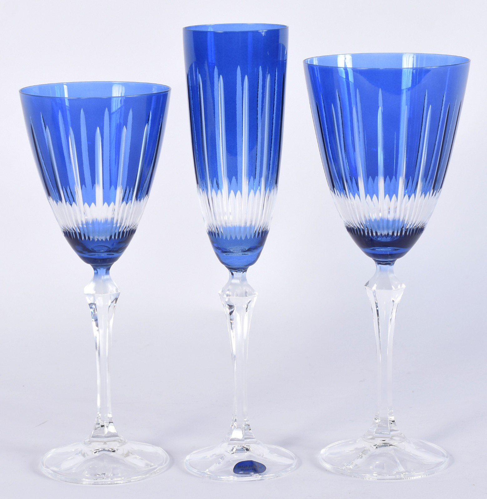 Três taças para vinho e champagne de cristal doublé azul lapidado. - foto 1 de 5