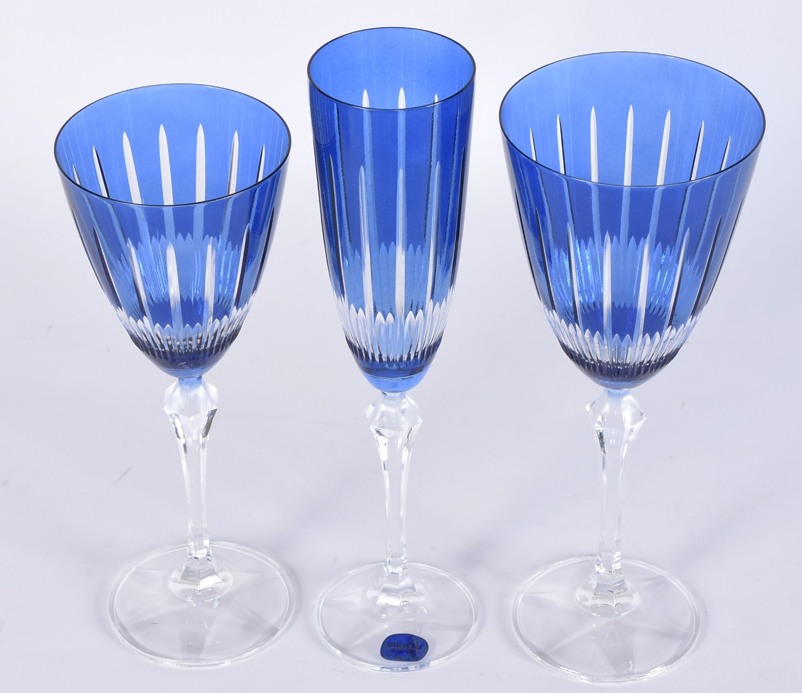 Três taças para vinho e champagne de cristal doublé azul lapidado. - foto 2 de 5