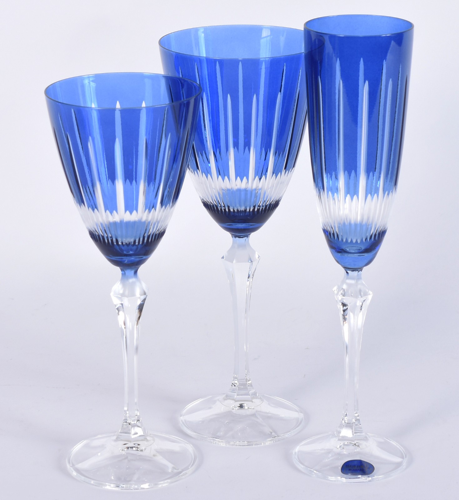 Três taças para vinho e champagne de cristal doublé azul lapidado. - foto 3 de 5