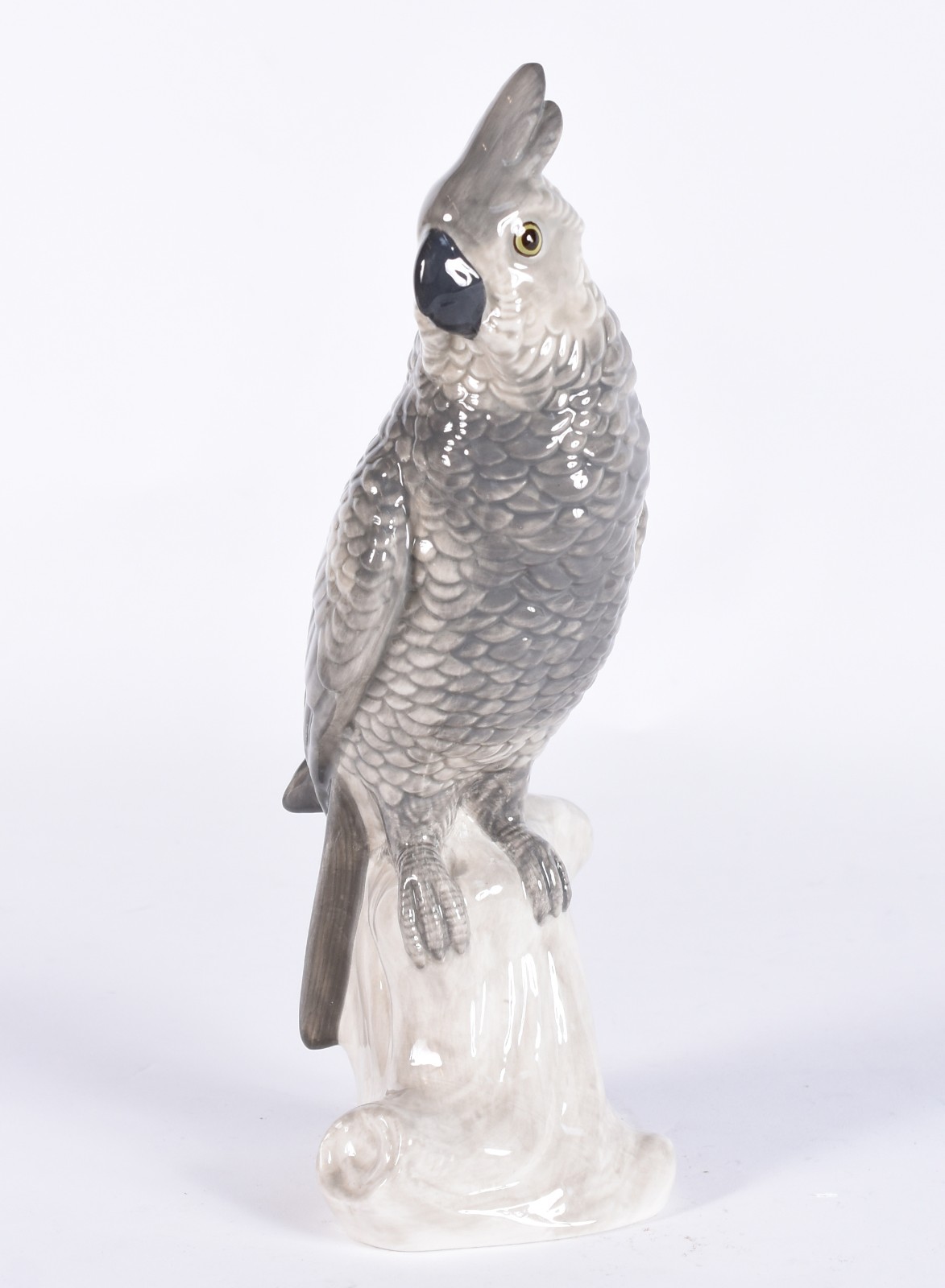 Estatueta de cerâmica representando cacatua nas cores cinza e branco. - foto 1 de 4