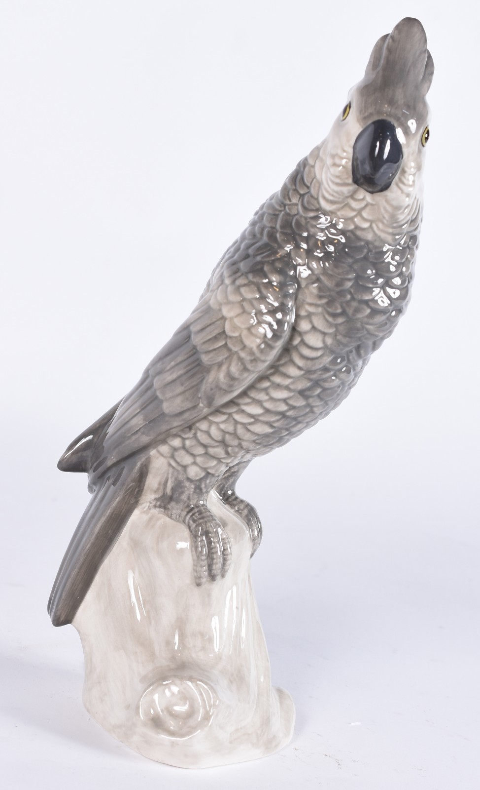 Estatueta de cerâmica representando cacatua nas cores cinza e branco. - foto 2 de 4