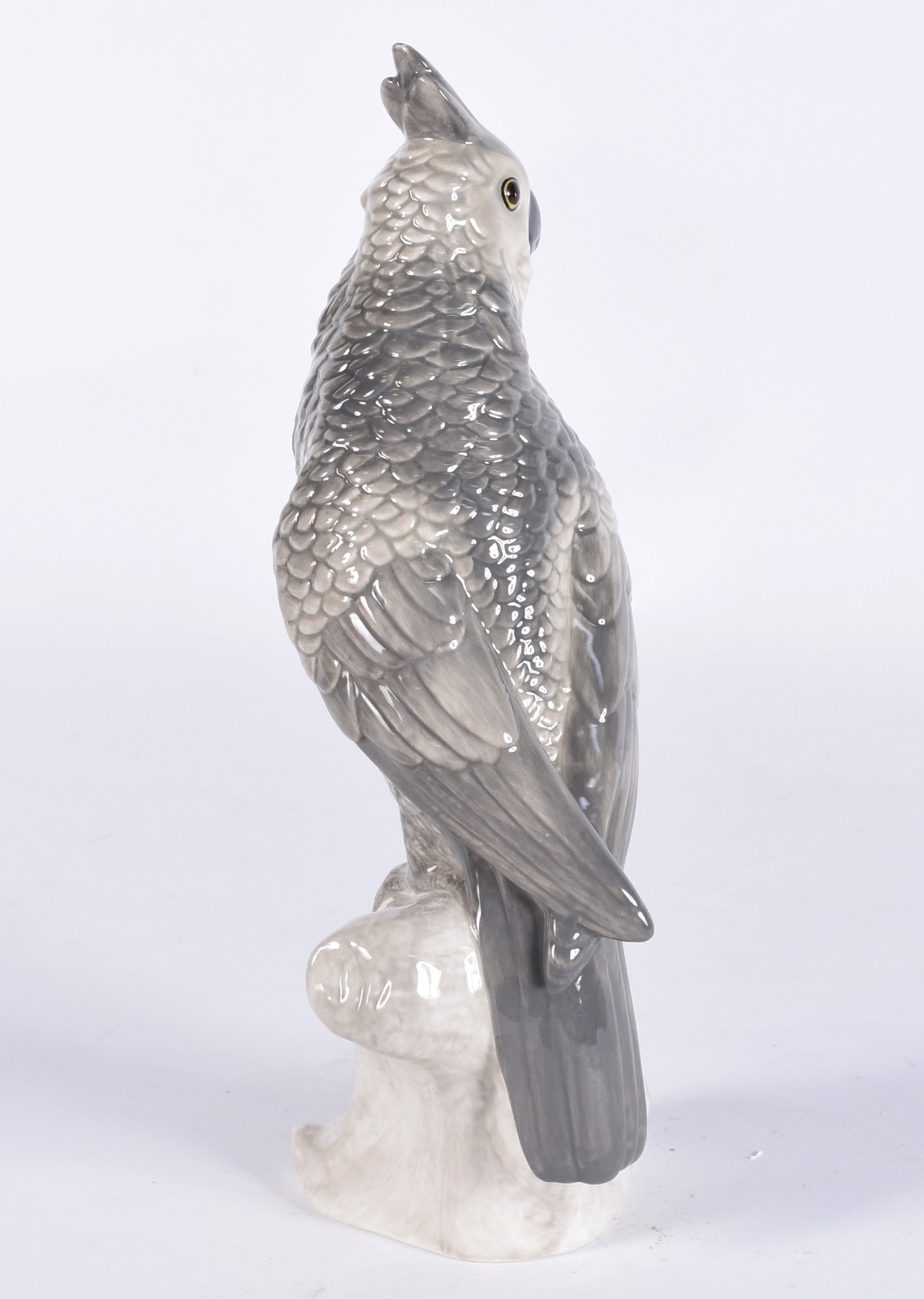 Estatueta de cerâmica representando cacatua nas cores cinza e branco. - foto 3 de 4