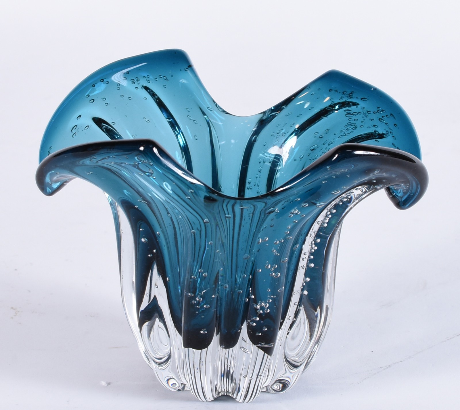 Vaso de vidro decorativo na cor azul com borda recortada. - foto 1 de 4