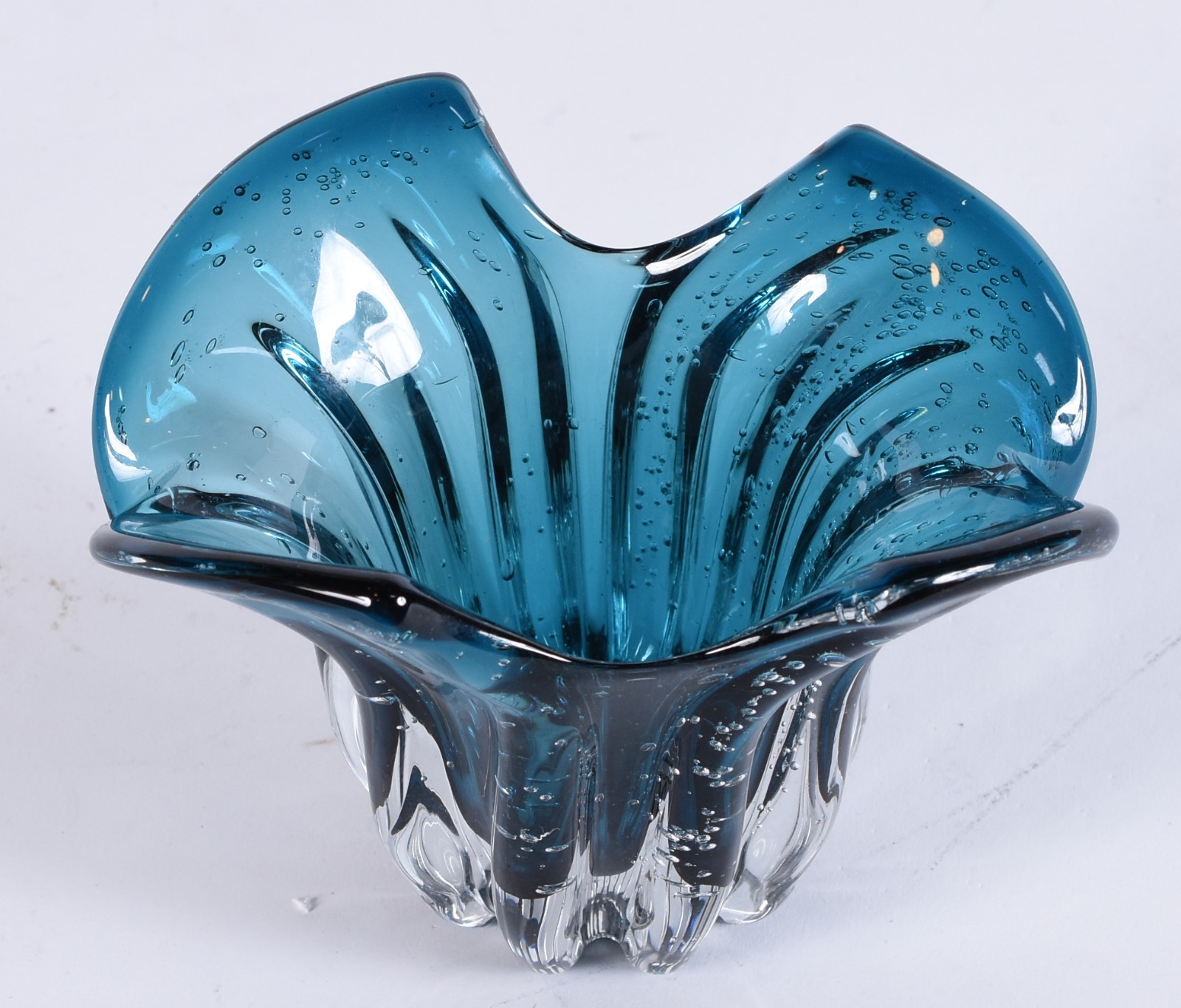 Vaso de vidro decorativo na cor azul com borda recortada. - foto 2 de 4