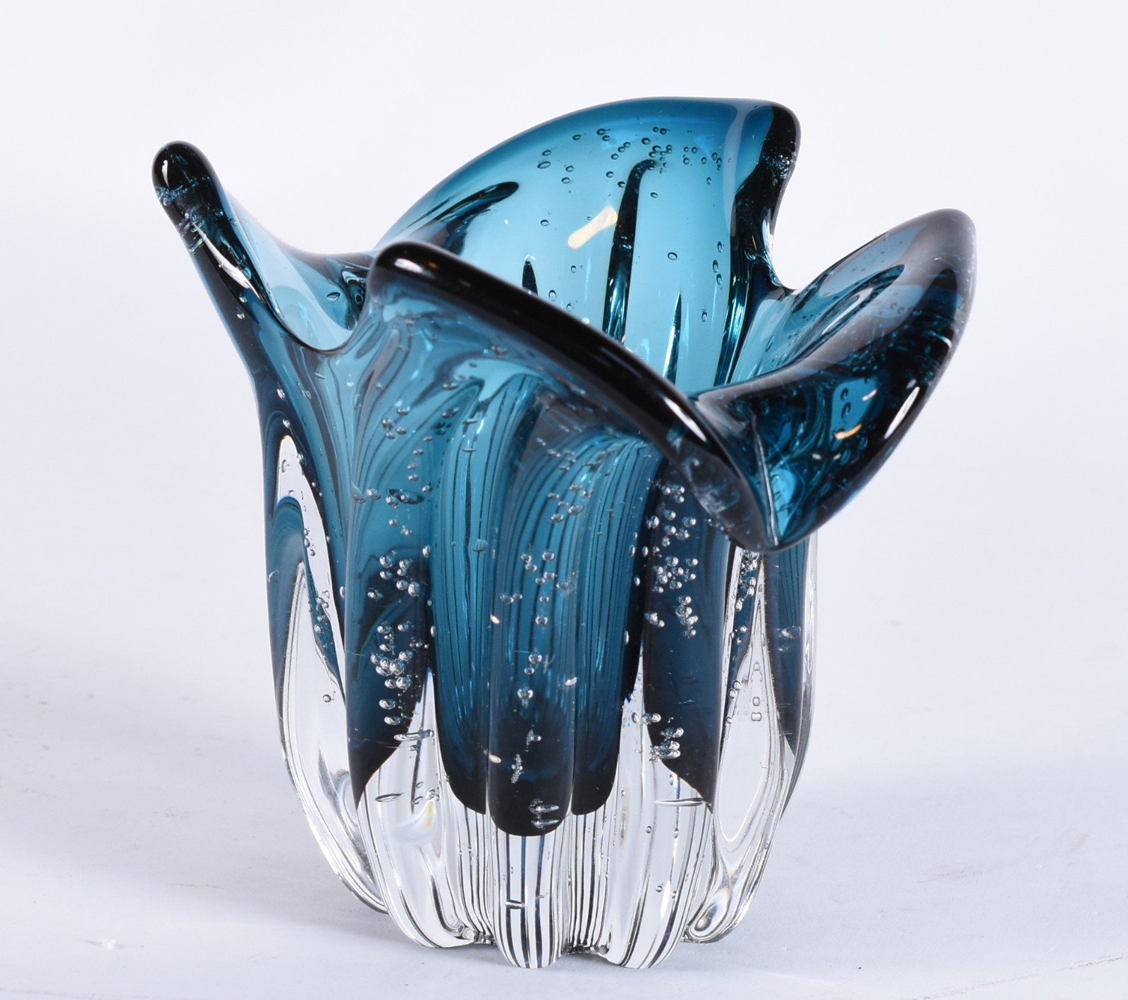 Vaso de vidro decorativo na cor azul com borda recortada. - foto 3 de 4