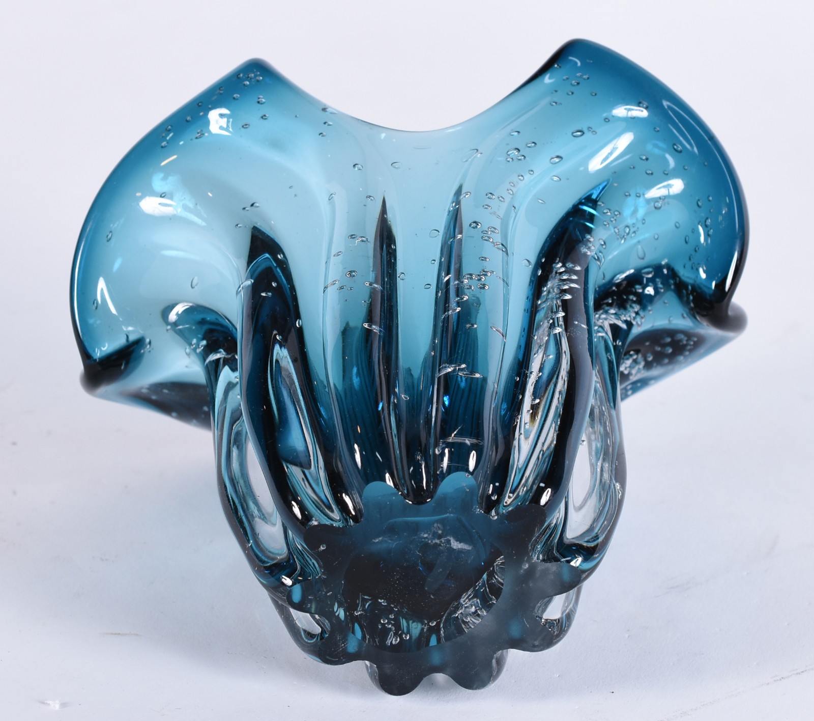 Vaso de vidro decorativo na cor azul com borda recortada. - foto 4 de 4