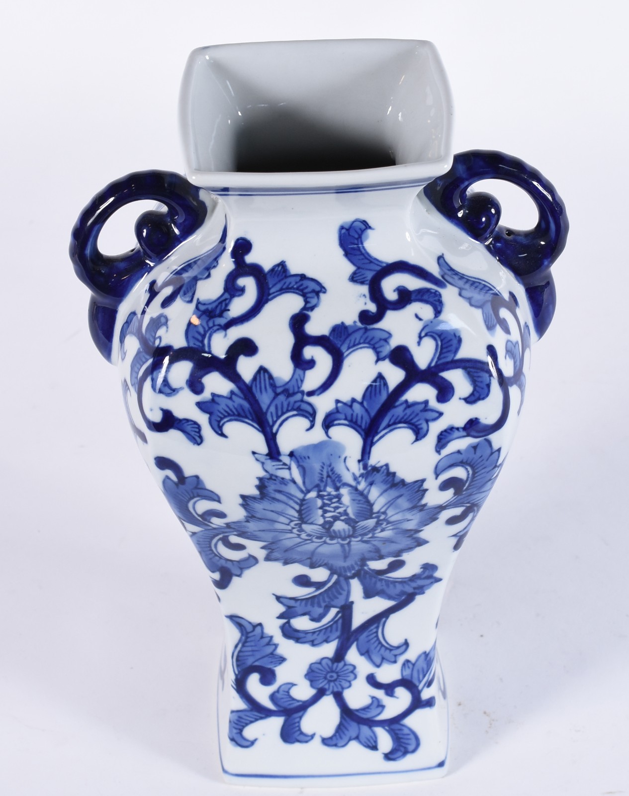 Ânfora de porcelana branca com detalhes azuis. - foto 3 de 4