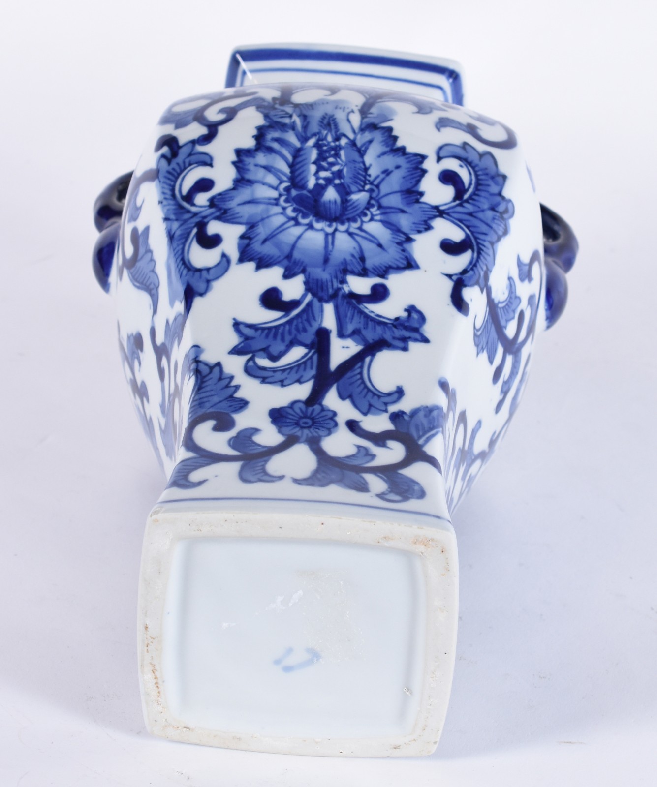 Ânfora de porcelana branca com detalhes azuis. - foto 4 de 4