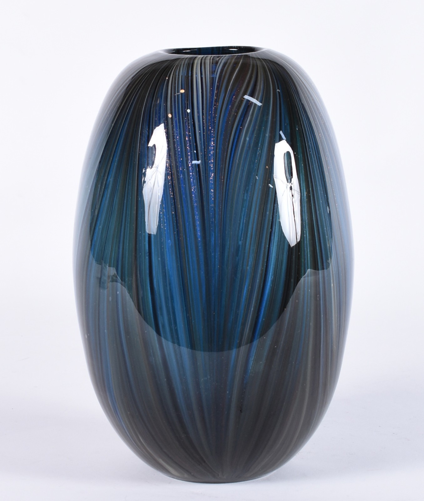 Vaso de vidro decorativo na cor azul com listras e pó de ouro. - foto 1 de 3