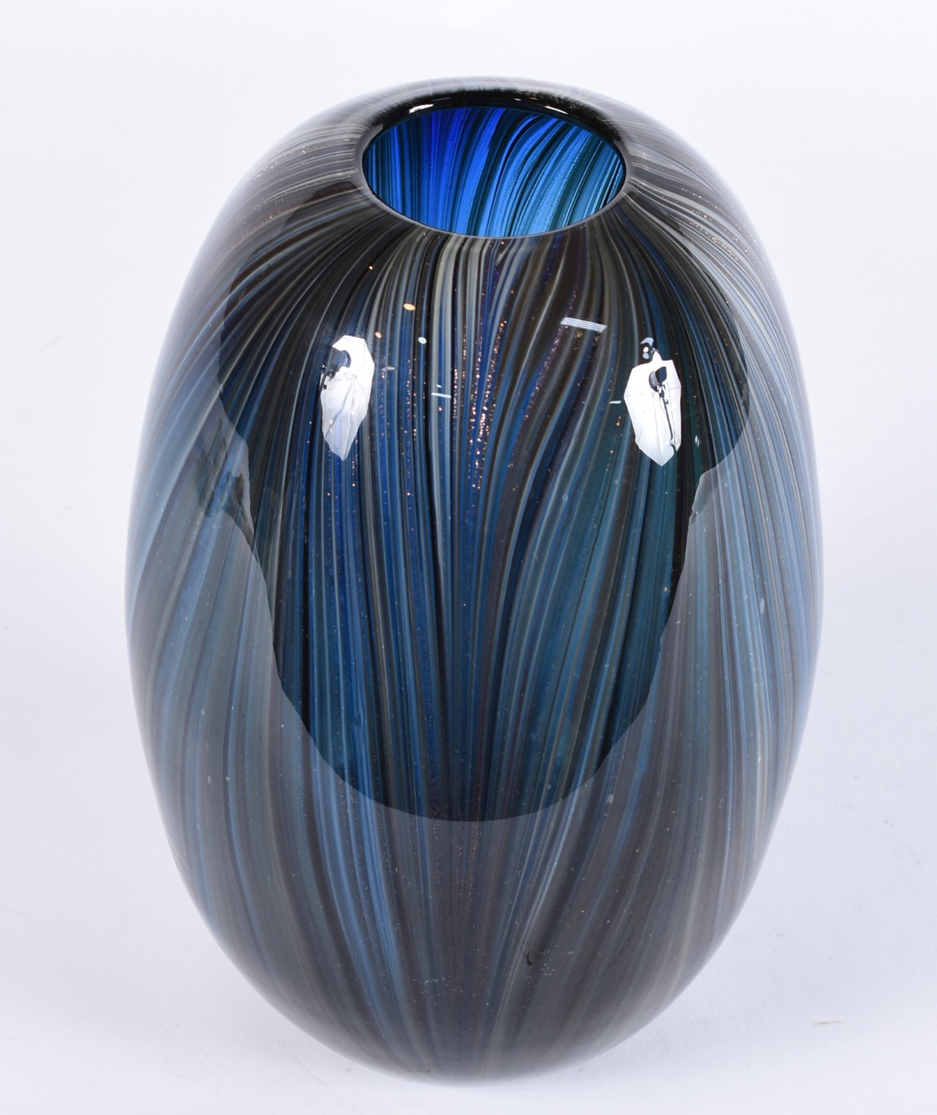 Vaso de vidro decorativo na cor azul com listras e pó de ouro. - foto 2 de 3