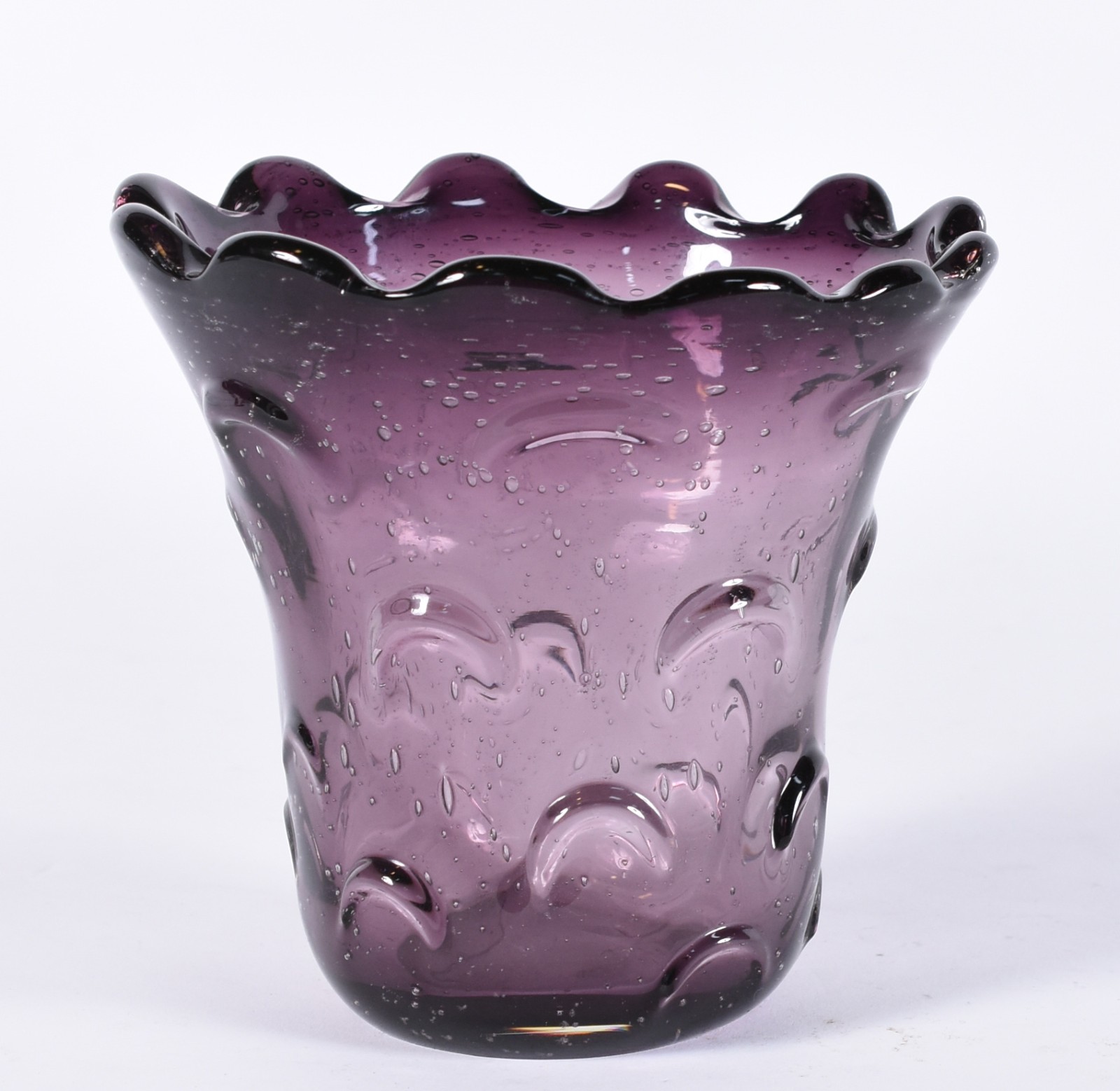 Vaso de vidro decorativo na cor roxa. - foto 1 de 3