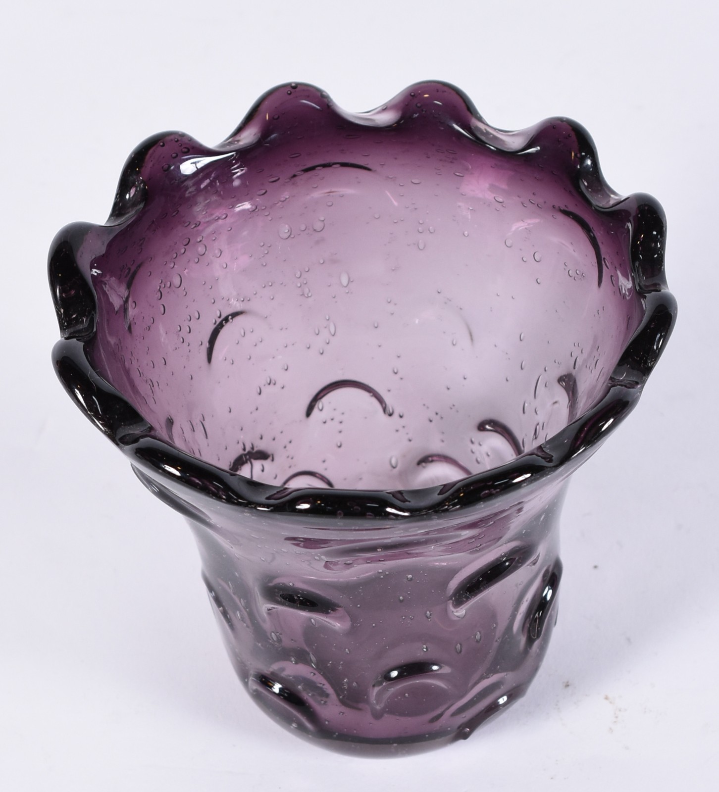 Vaso de vidro decorativo na cor roxa. - foto 2 de 3