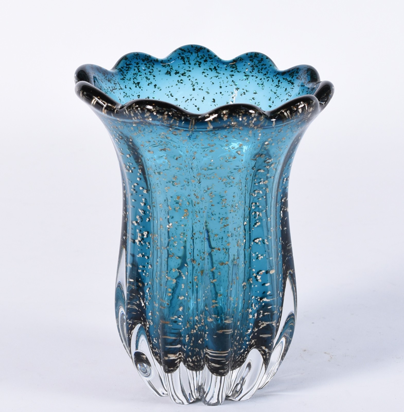 Vaso de vidro decorativo azul com pó de ouro em forma de gomos. - foto 1 de 3
