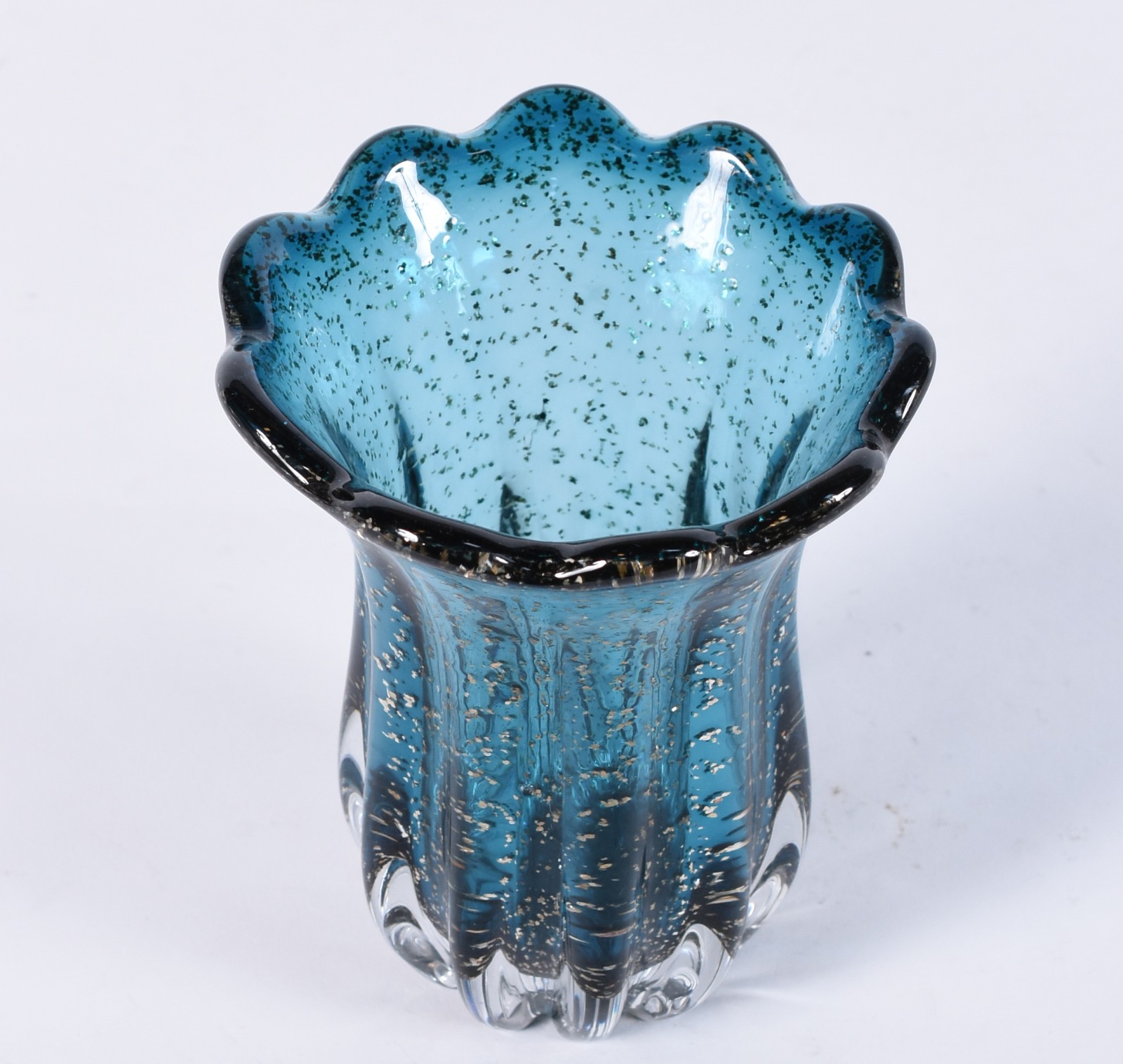 Vaso de vidro decorativo azul com pó de ouro em forma de gomos. - foto 2 de 3