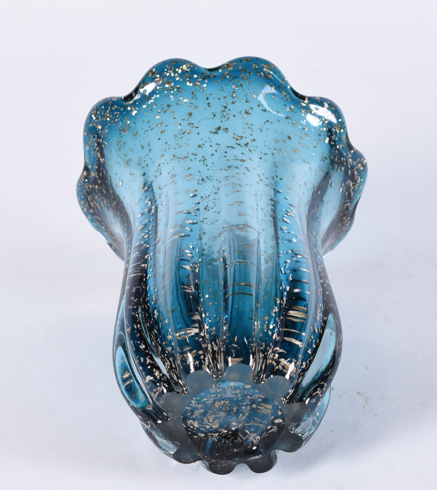 Vaso de vidro decorativo azul com pó de ouro em forma de gomos. - foto 3 de 3