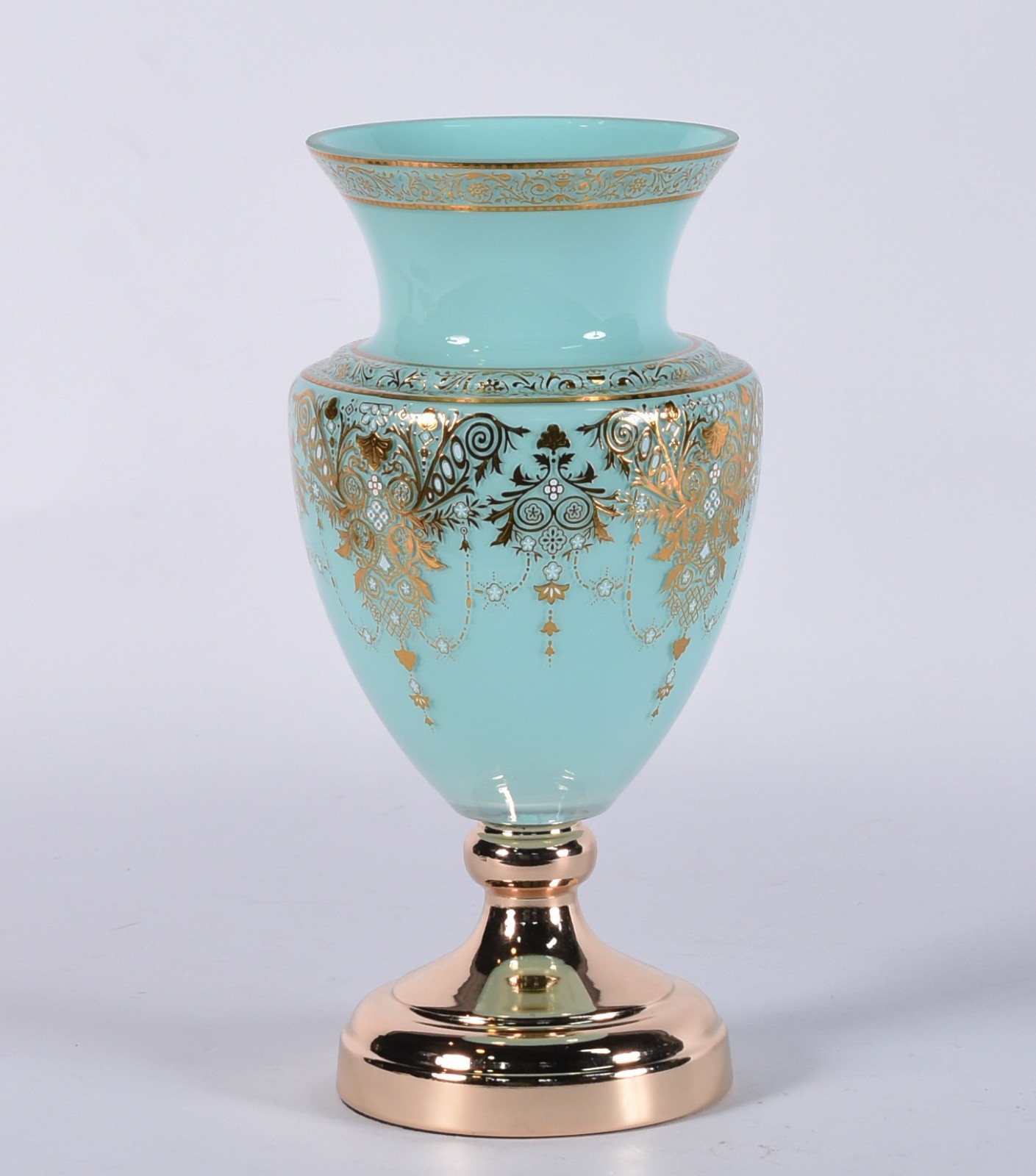 Vaso de vidro decorativo na cor verde com guirlandas em dourado. - foto 1 de 3