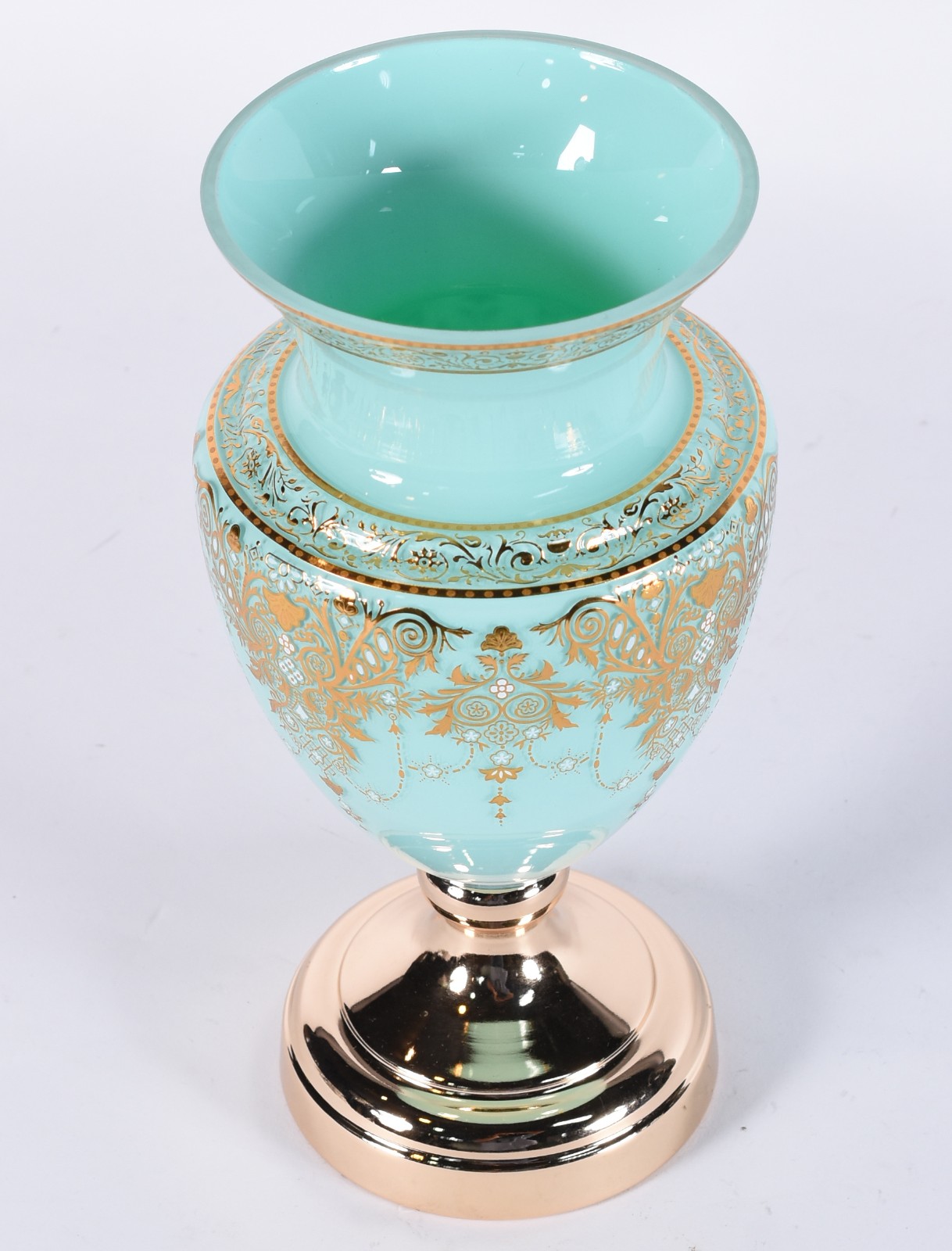 Vaso de vidro decorativo na cor verde com guirlandas em dourado. - foto 2 de 3