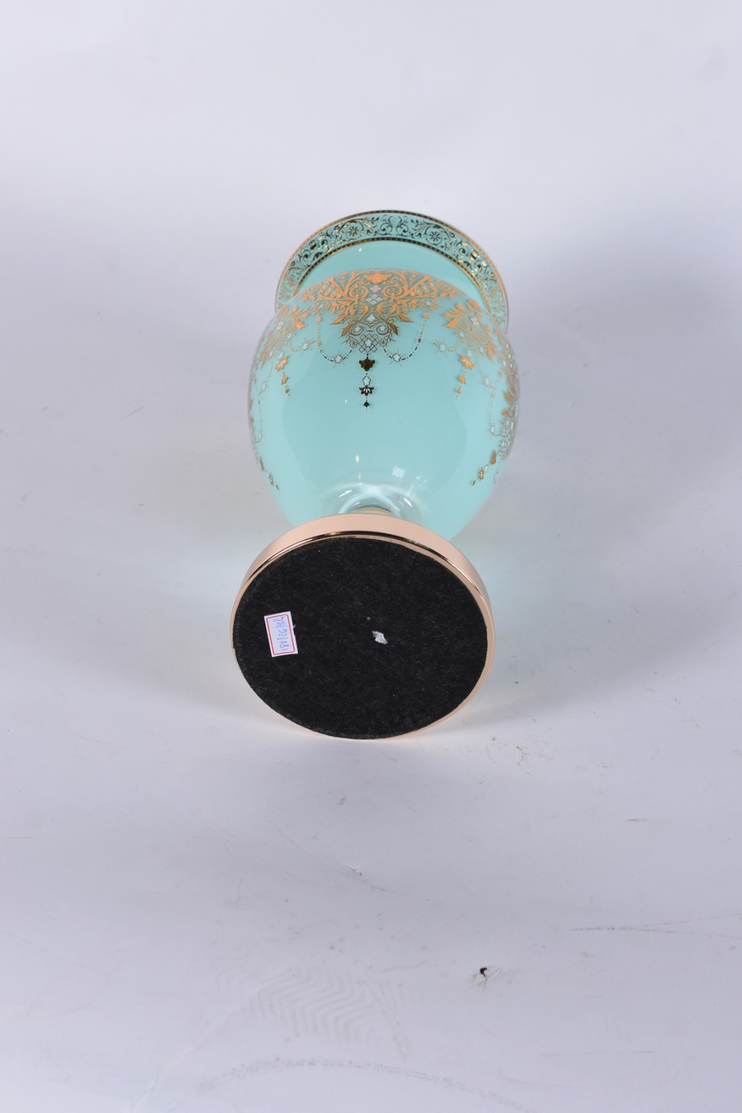 Vaso de vidro decorativo na cor verde com guirlandas em dourado. - foto 3 de 3