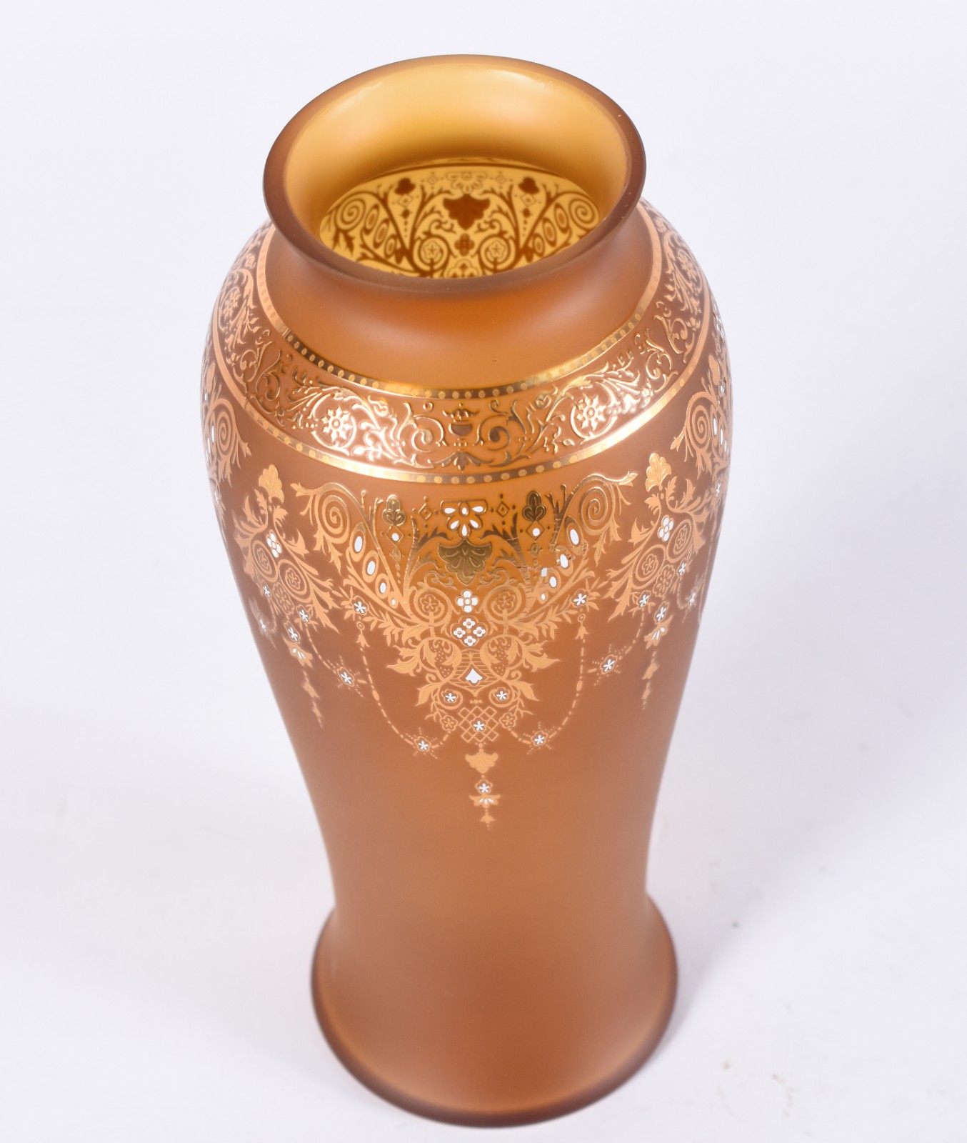 Vaso de vidro fosco na cor laranja com guirlandas em dourado. - foto 2 de 4