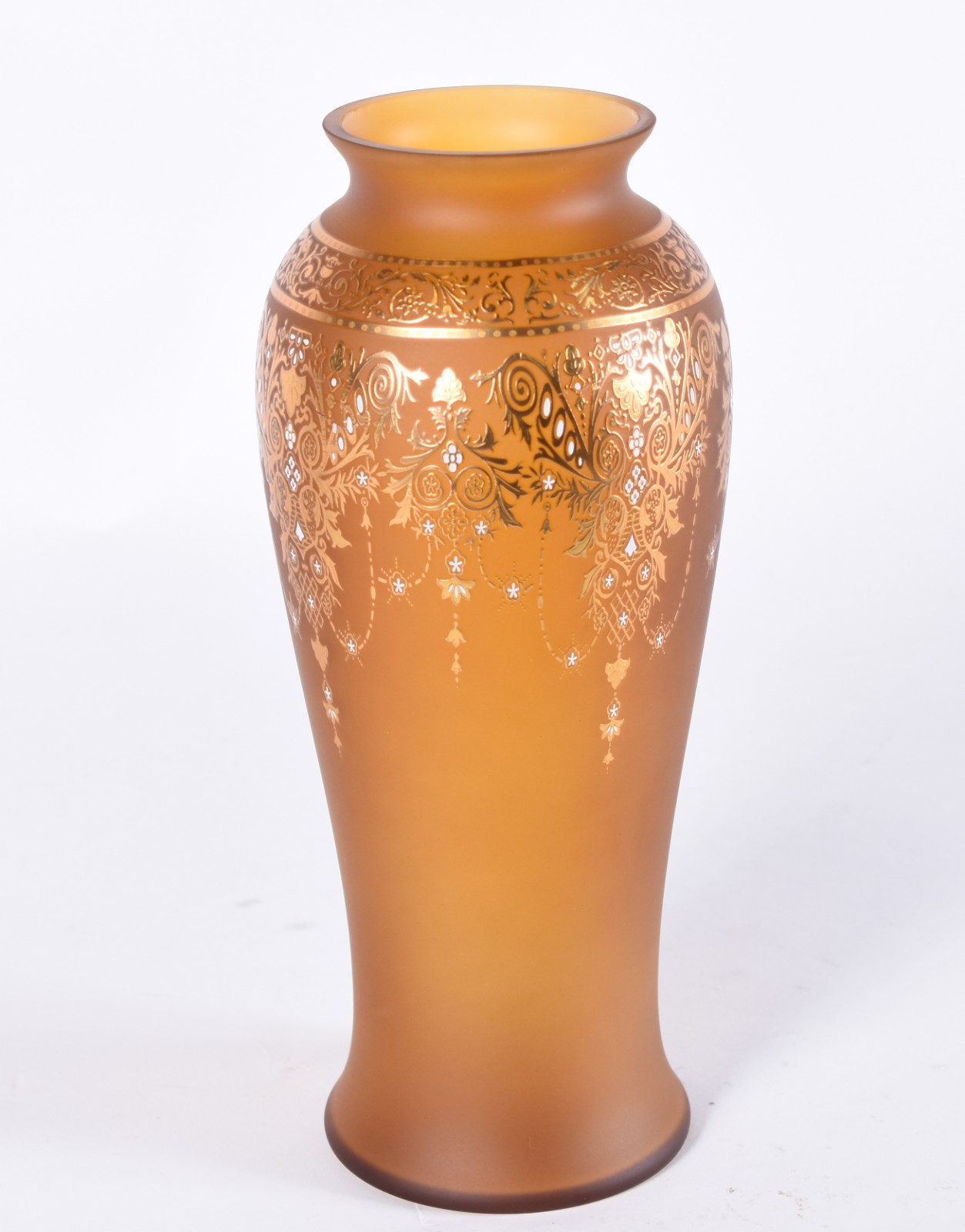 Vaso de vidro fosco na cor laranja com guirlandas em dourado. - foto 3 de 4