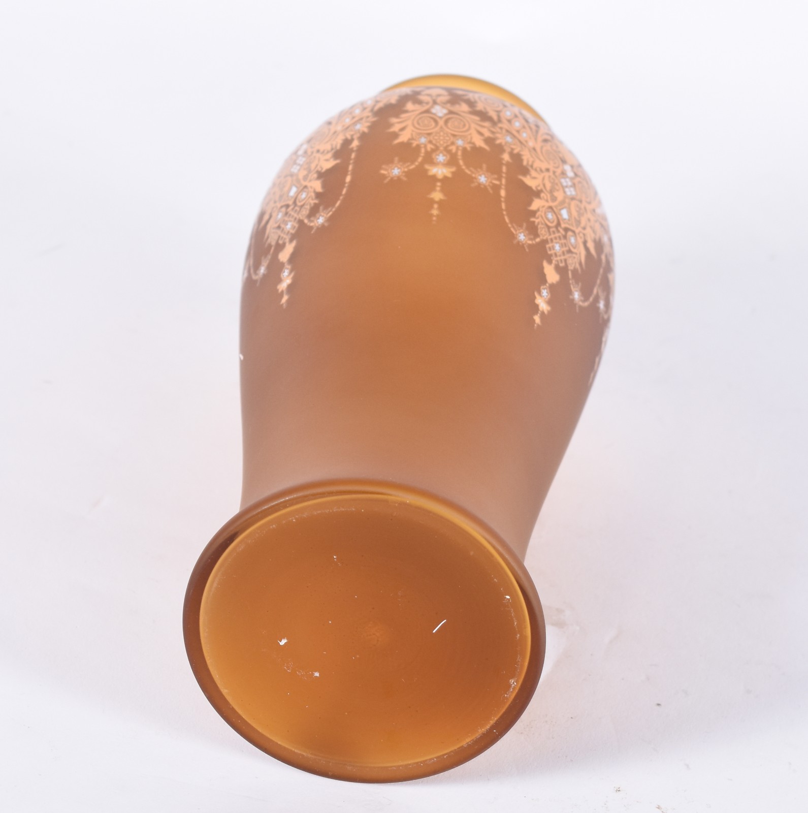 Vaso de vidro fosco na cor laranja com guirlandas em dourado. - foto 4 de 4