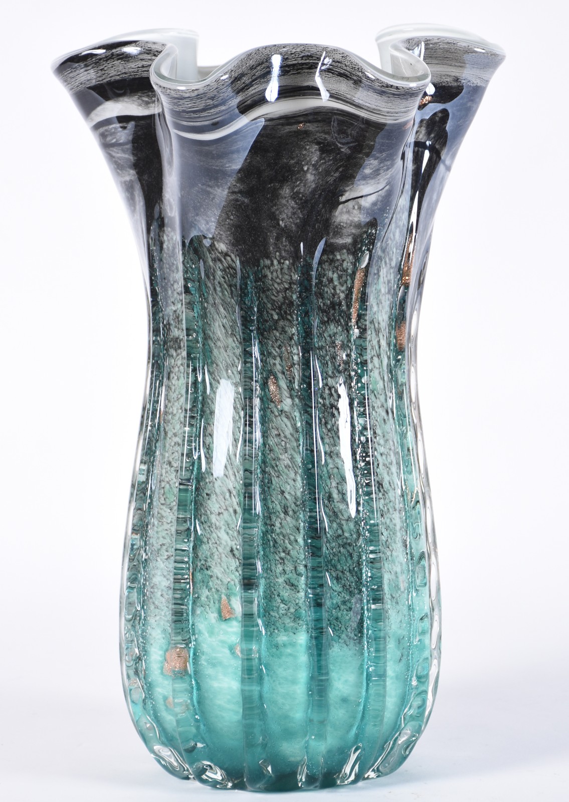 Vaso de vidro decorativo na cor verde com detalhes cinzas em relevo. - foto 1 de 3