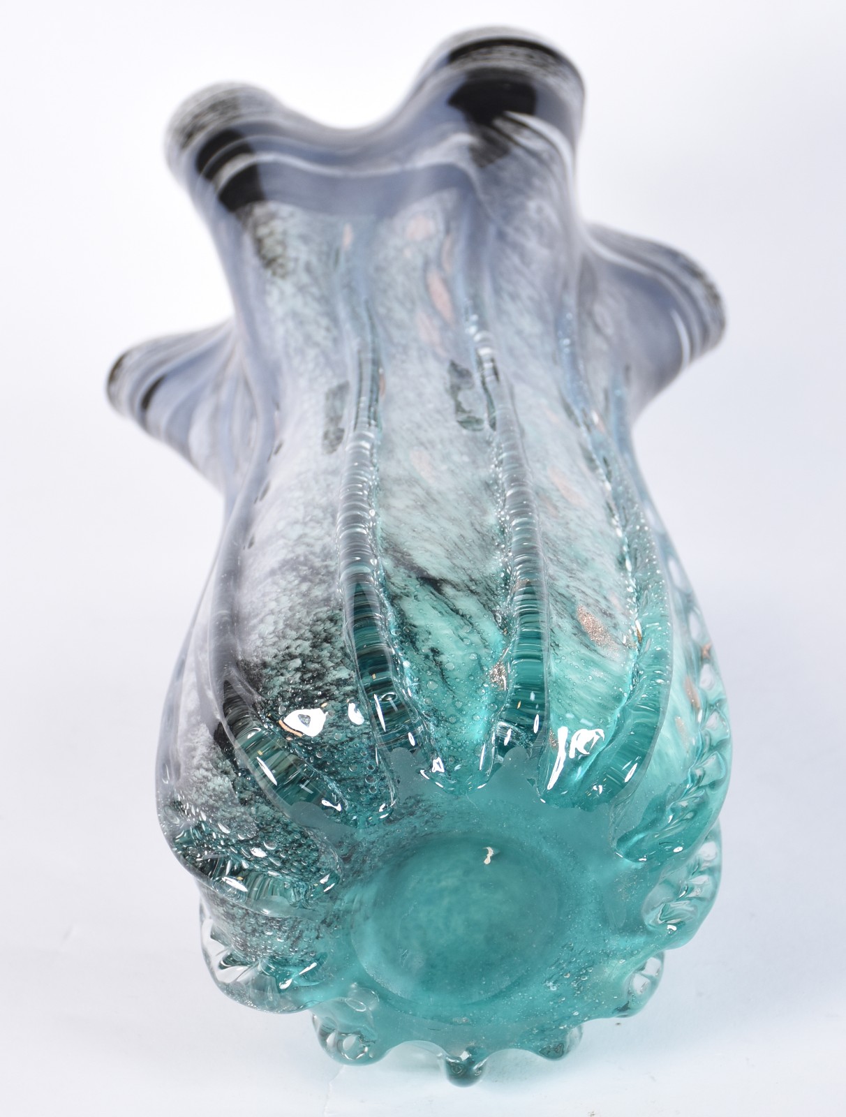 Vaso de vidro decorativo na cor verde com detalhes cinzas em relevo. - foto 3 de 3