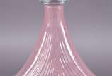 Garrafa de vidro decorativo na cor rosa. - Garrafa de vidro decorativo na cor rosa.