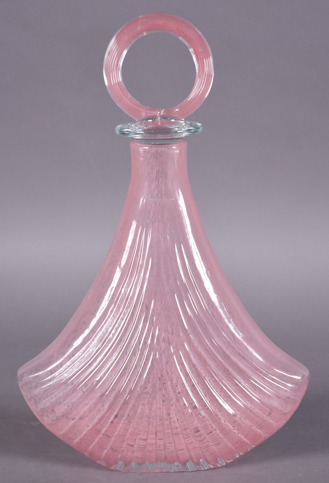 Garrafa de vidro decorativo na cor rosa. - foto 1 de 4