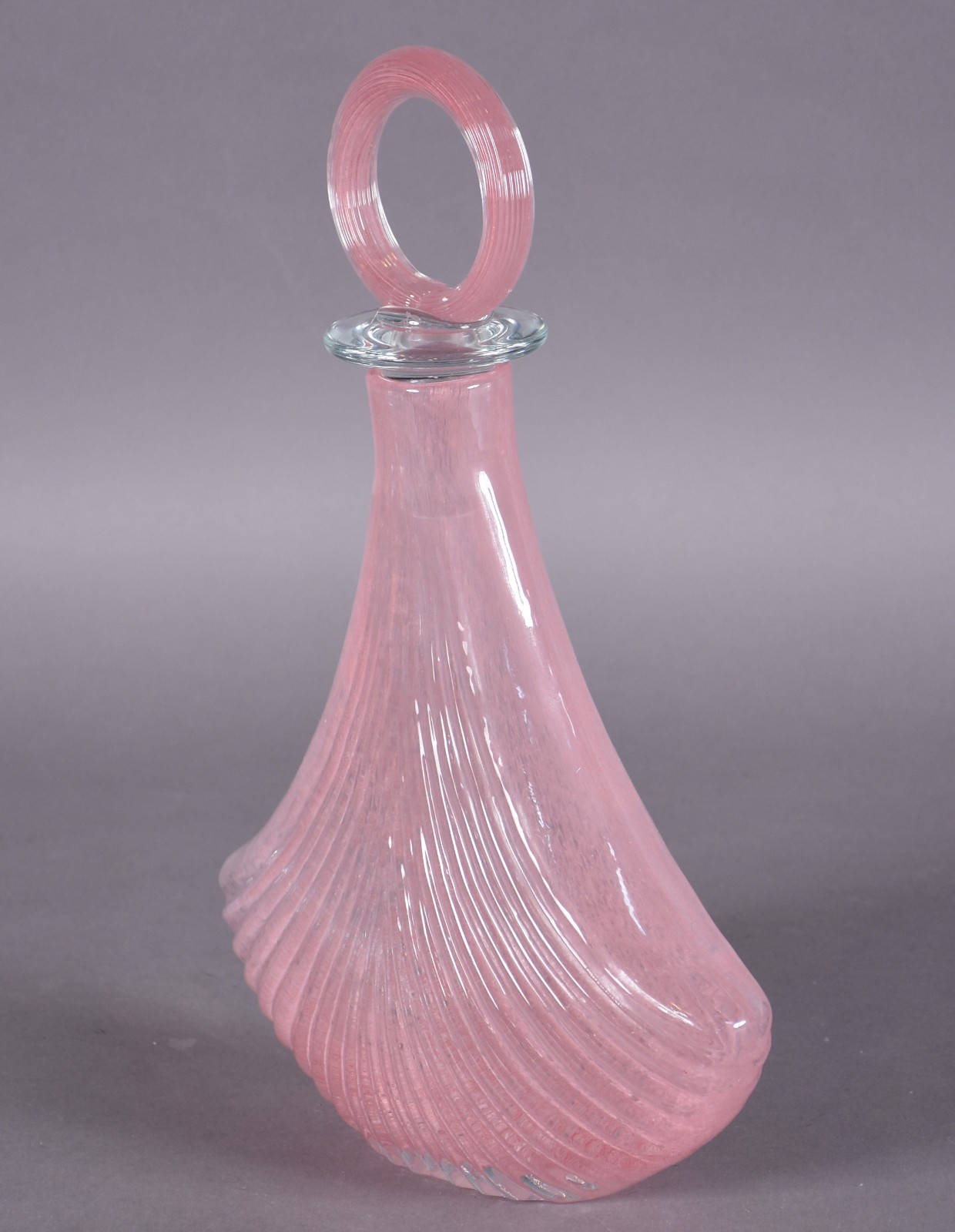Garrafa de vidro decorativo na cor rosa. - foto 2 de 4