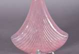Garrafa de vidro decorativo na cor rosa. - Garrafa de vidro decorativo na cor rosa.