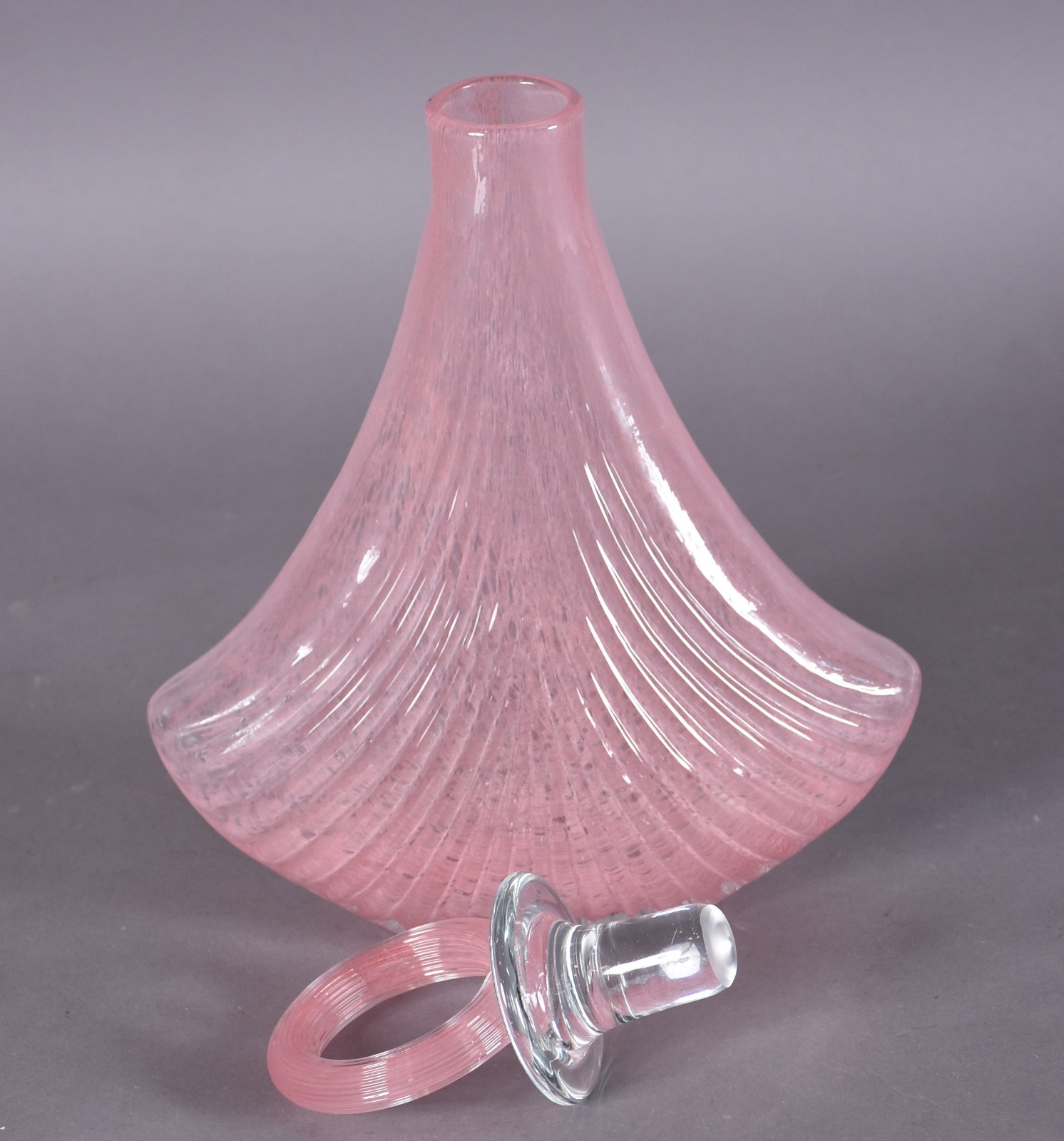 Garrafa de vidro decorativo na cor rosa. - foto 3 de 4