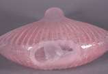 Garrafa de vidro decorativo na cor rosa. - Garrafa de vidro decorativo na cor rosa.