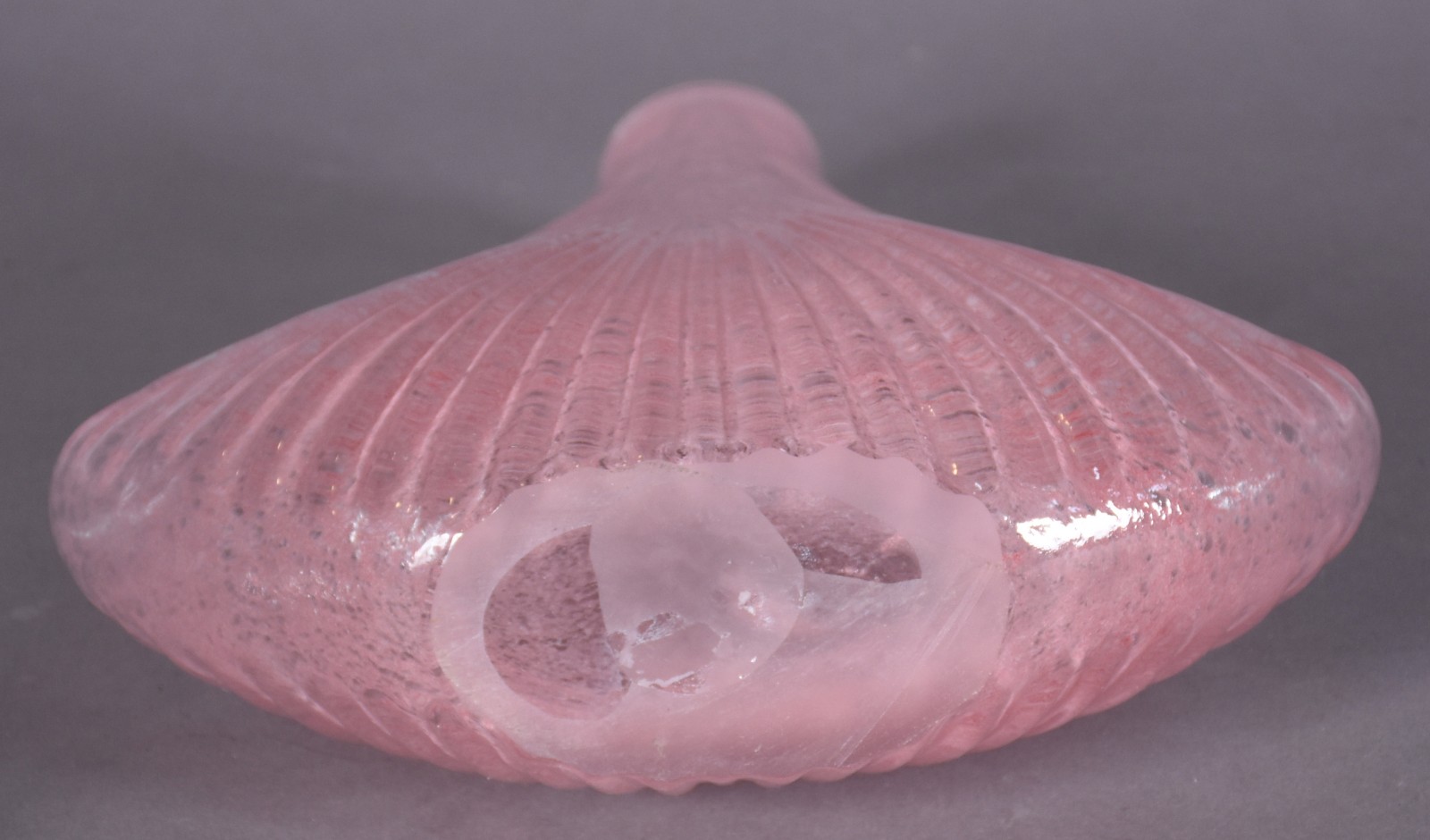 Garrafa de vidro decorativo na cor rosa. - foto 4 de 4
