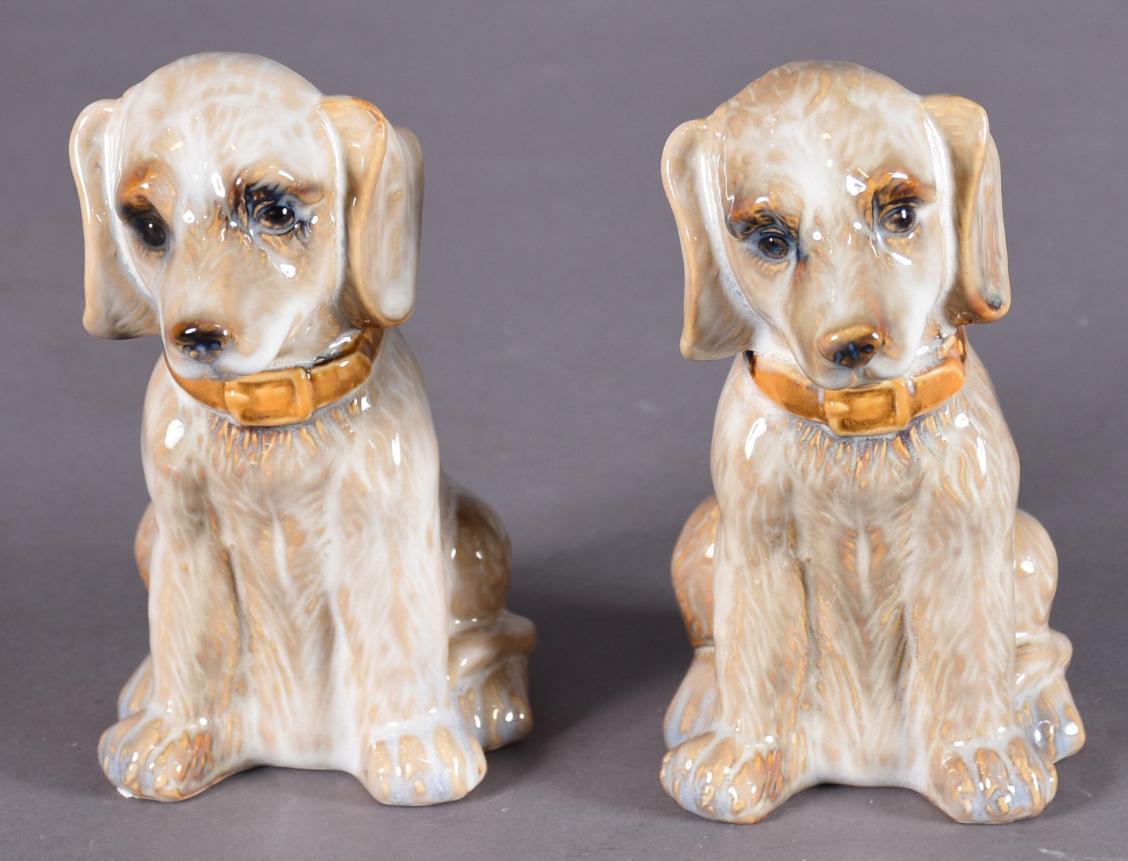 Par de estatuetas de cerâmica em policromia representando cachorro. - foto 1 de 4