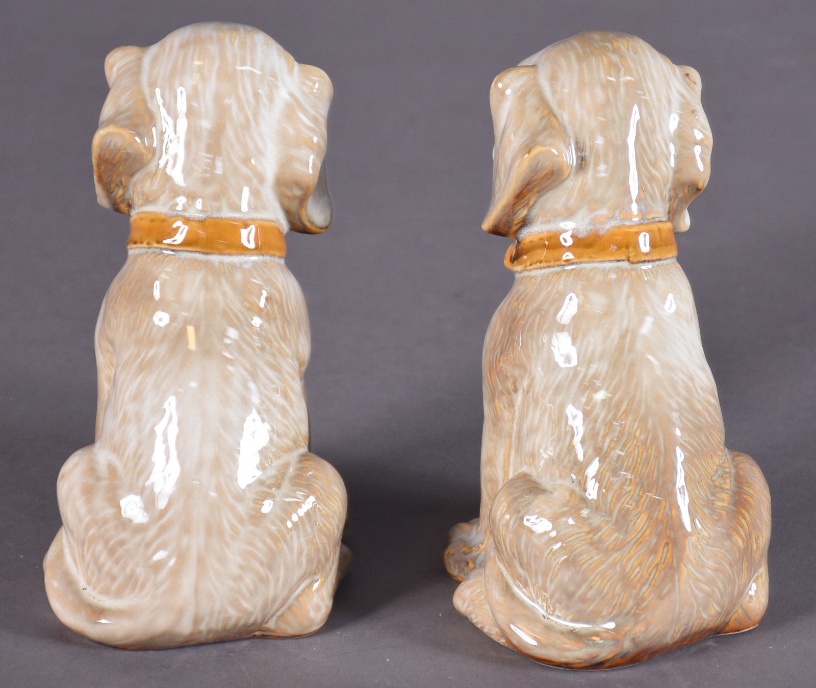Par de estatuetas de cerâmica em policromia representando cachorro. - foto 3 de 4