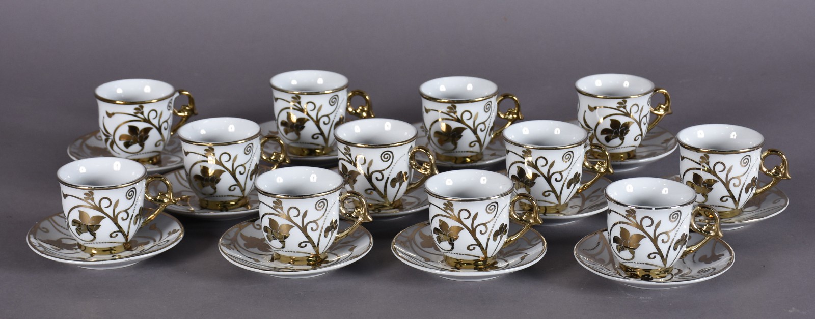 Doze xícaras de café com pires de porcelana branca com detalhes em... - foto 1 de 4