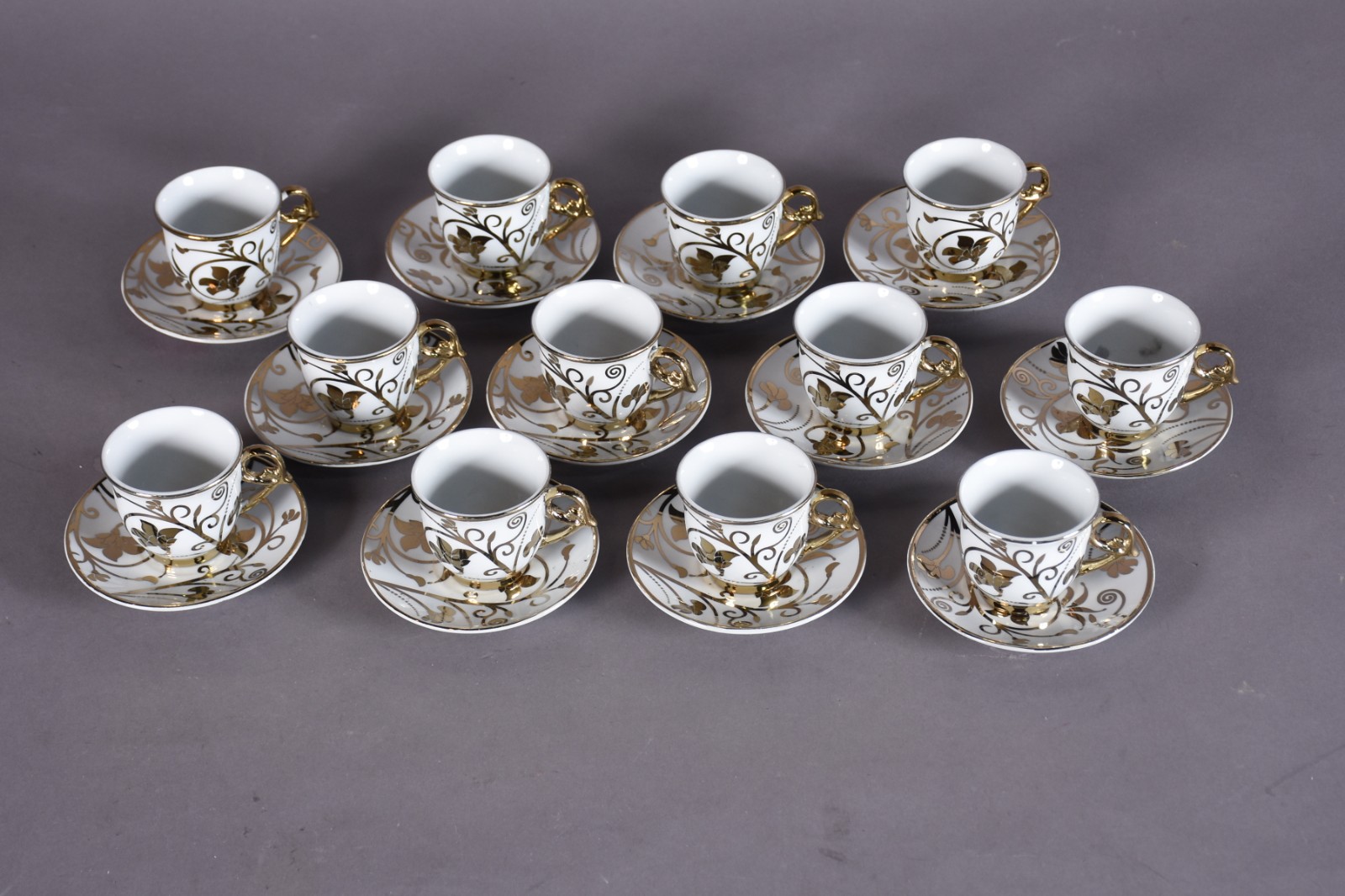 Doze xícaras de café com pires de porcelana branca com detalhes em... - foto 2 de 4
