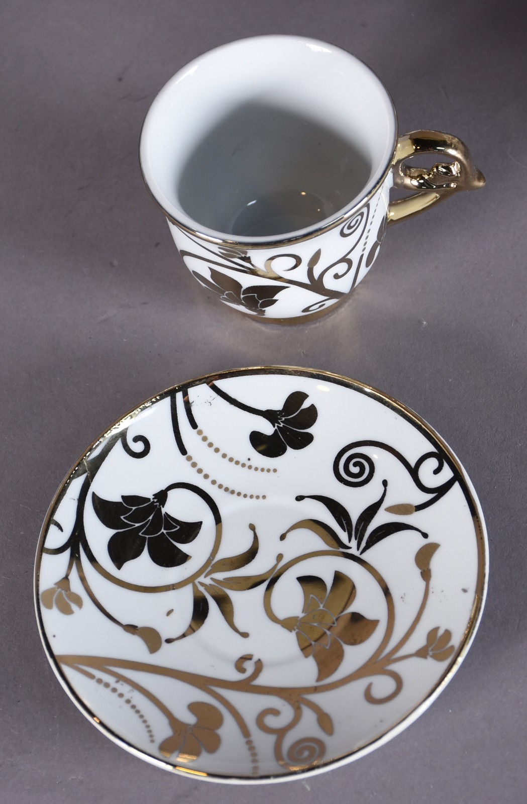 Doze xícaras de café com pires de porcelana branca com detalhes em... - foto 3 de 4