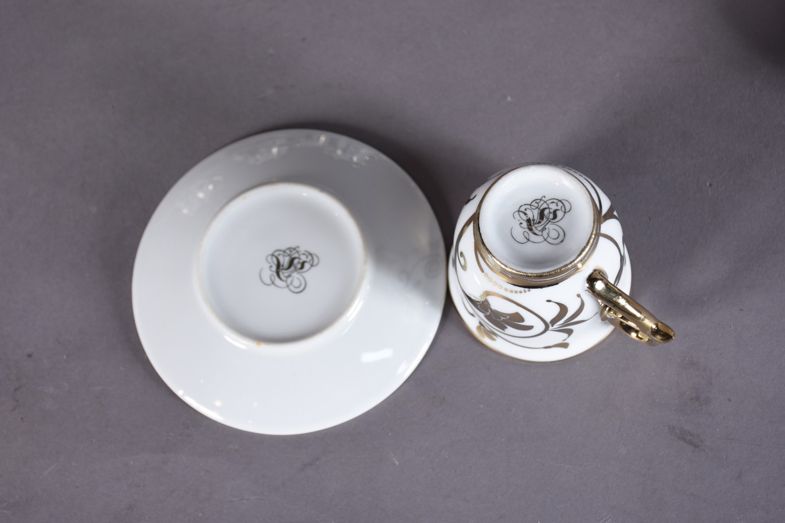 Doze xícaras de café com pires de porcelana branca com detalhes em... - foto 4 de 4